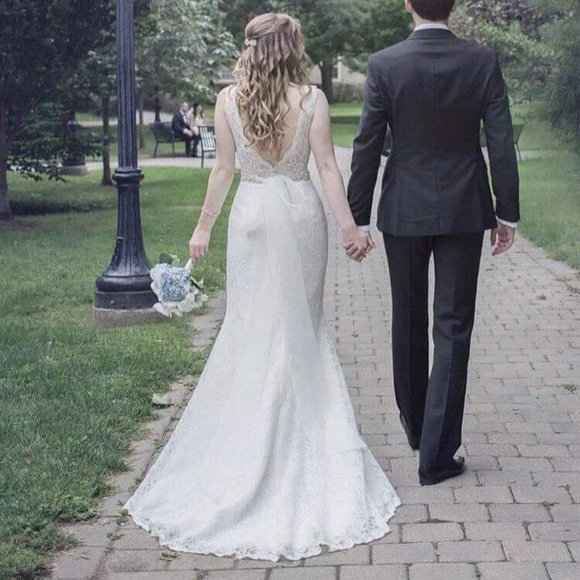 Wedding Dress with veil - Picture 3 of 7